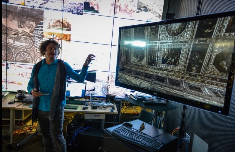 Vid Petrovid displaying his visualization software and the point cloud of the ceiling of Palazzo Vecchio. 
